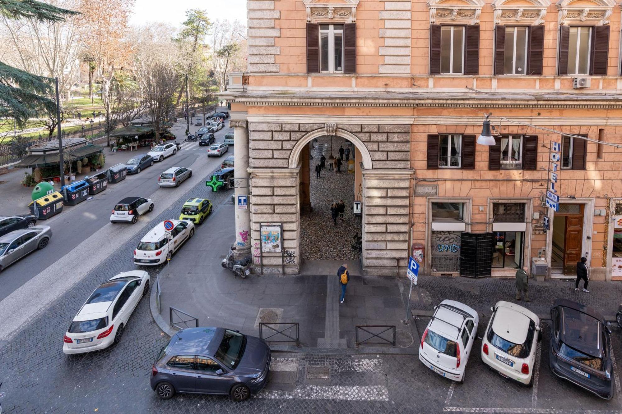 Leone D'Oro Guesthouse - Close To Piazza Vittorio Рим Екстериор снимка