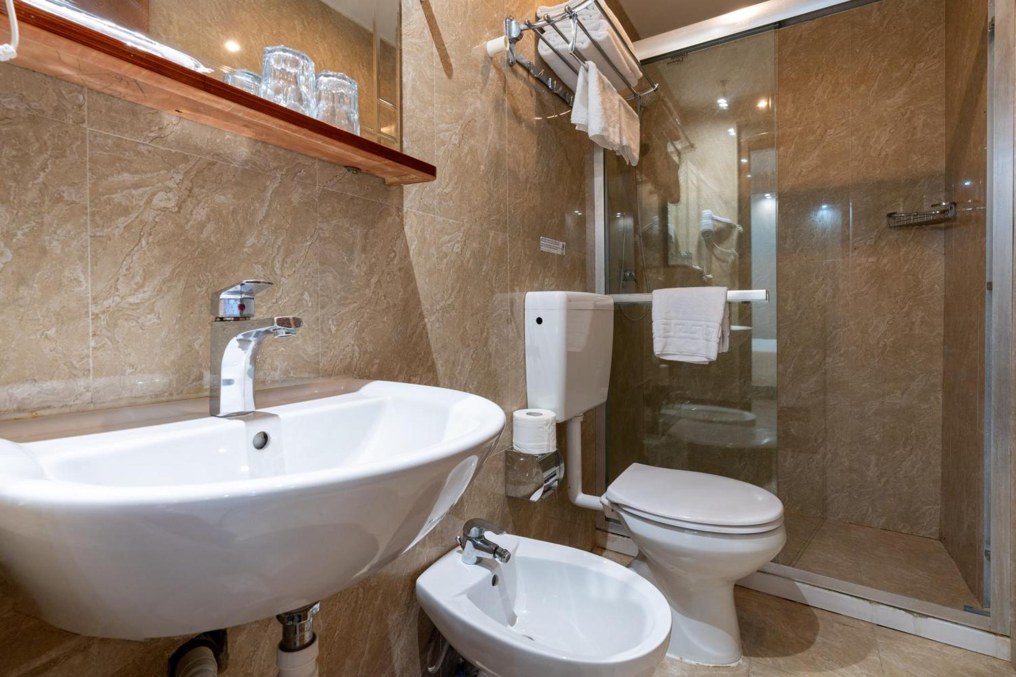 Leone D'Oro Guesthouse - Close To Piazza Vittorio Рим Екстериор снимка