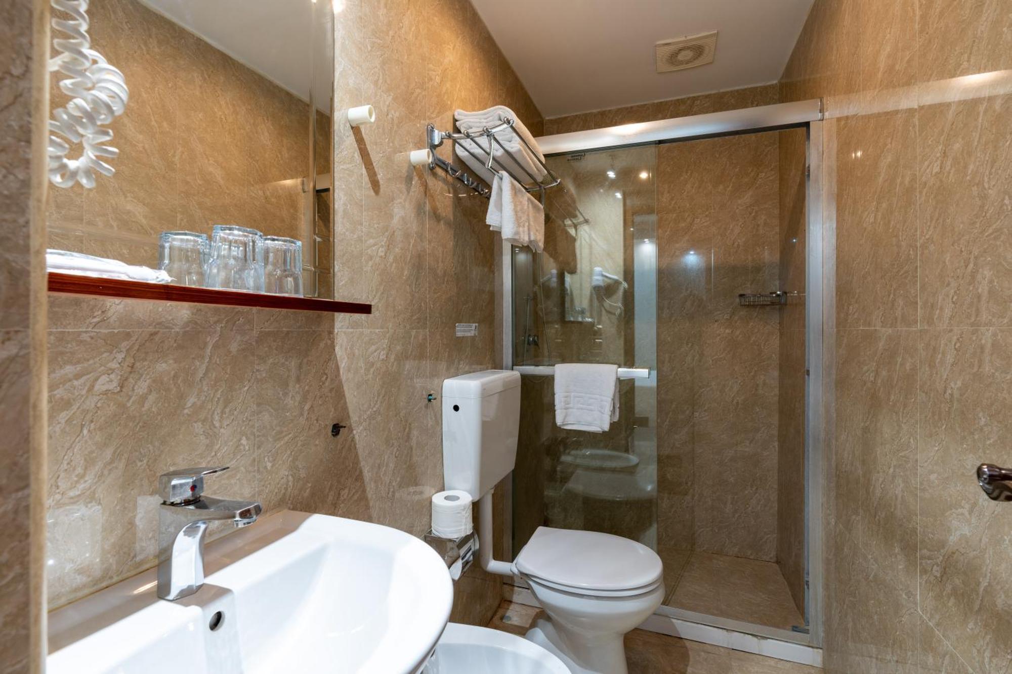 Leone D'Oro Guesthouse - Close To Piazza Vittorio Рим Екстериор снимка